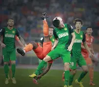 关于中超联赛榜首之争：劲旅势均力敌，胜者赢得领跑的信息