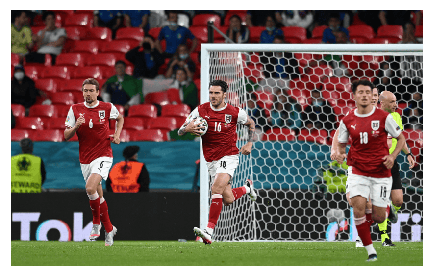 包含奥地利足球超级联赛：维也纳快速队夺得关键三分的词条